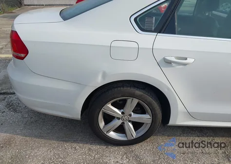 2013 Volkswagen Passat 2.5L Se z USA, uszkodzony, nr VIN 1VWBH7A32DC137901